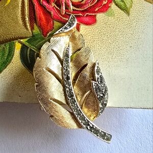 Vintage Crown Trifari SINGLE ONE earring clip on gold tone